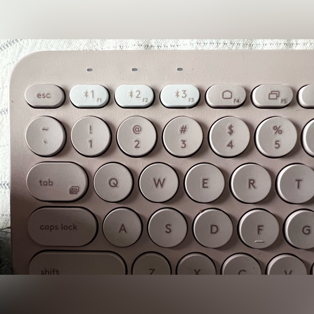 Logitech K380 Wireless Keyboard - Picture 4 of 8